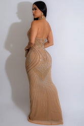 Glitzerndes Neckholder-Maxikleid mit Fischschwanz und transparentem Netzstoff mit Strasssteinen - Aprikose